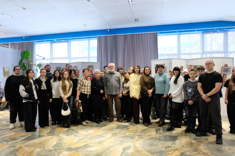 «Доски поисков и представлений»: в Культурно-выставочном центре Вязьмы открылась выставка деревянных картин